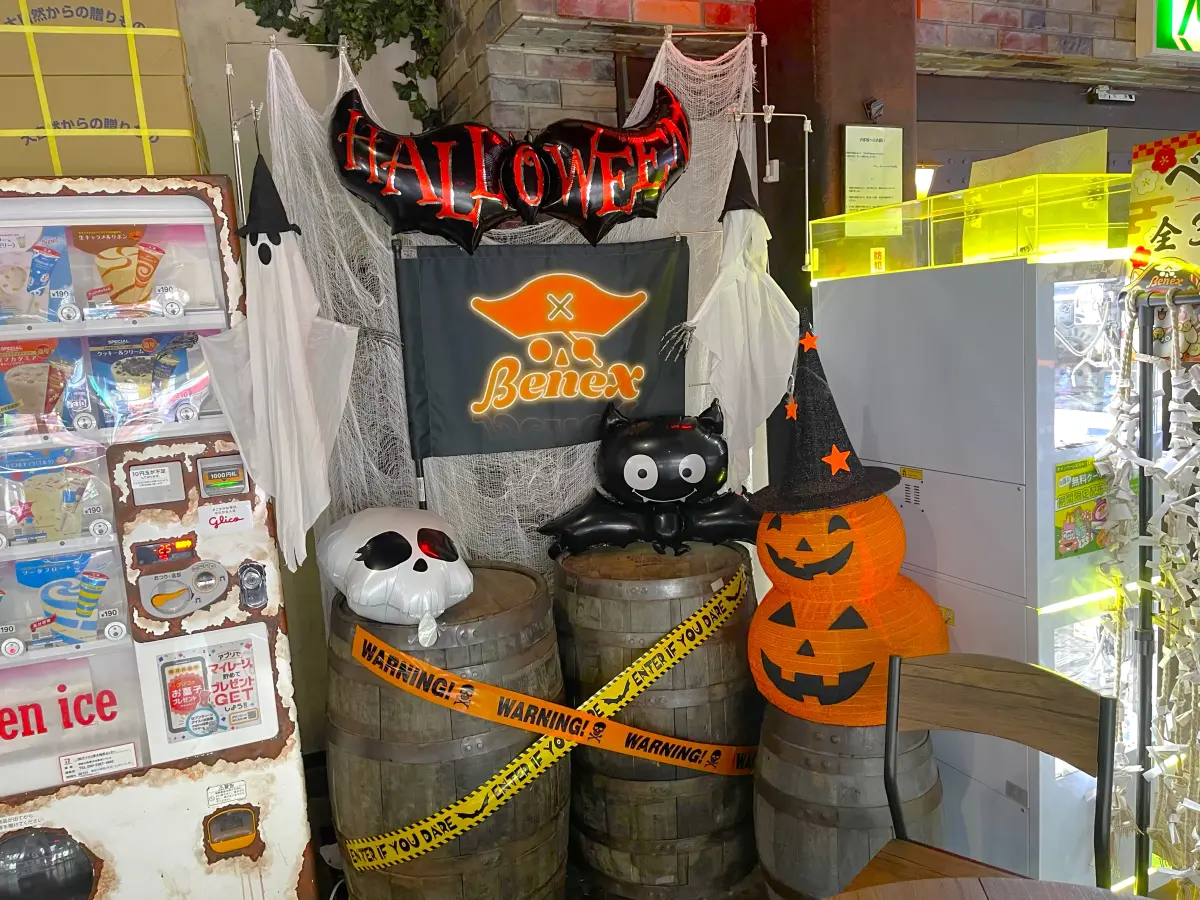 Benexの旗とジャックオーランタンを飾った樽のハロウィンコーナー