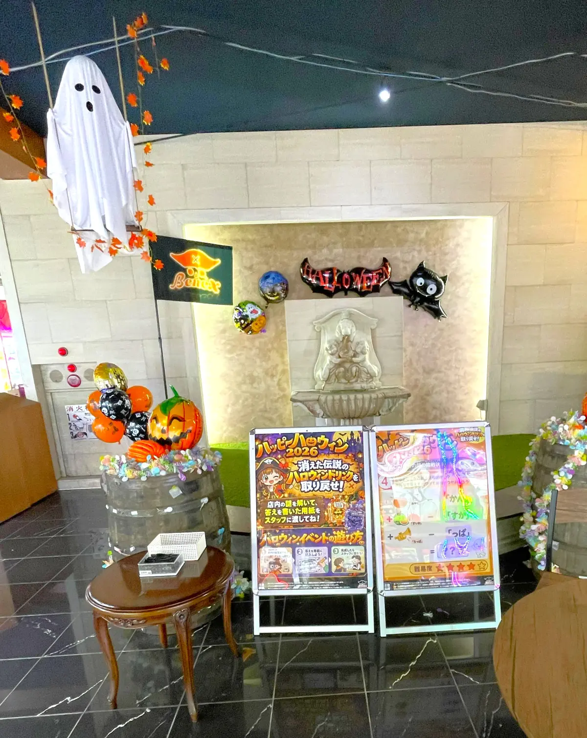 おばけの吊り飾りとイベント案内パネルが並ぶ店内ロビー